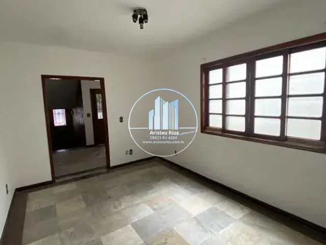Casa com 205m² 4 quartos e 3 banheiros, à venda, no bairro Centro em Pouso Alegre