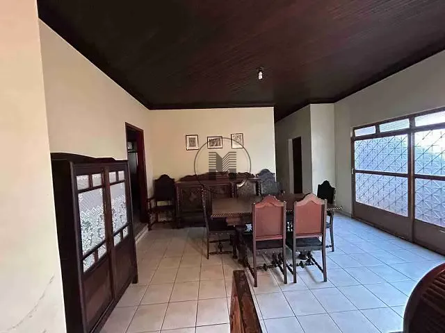 Casa com 300m² 5 quartos e 3 banheiros, à venda, no bairro centro  em Queluz