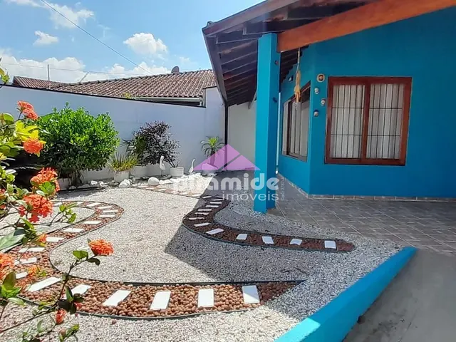 Casa com 250m² 3 quartos e 2 banheiros, à venda, no bairro Martim de Sá em Caraguatatuba