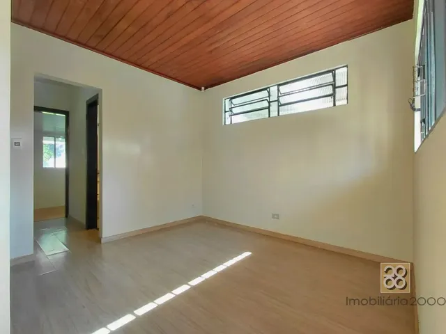 Casa 2 quartos e 1 banheiro, para alugar, no bairro Vista Alegre em Curitiba