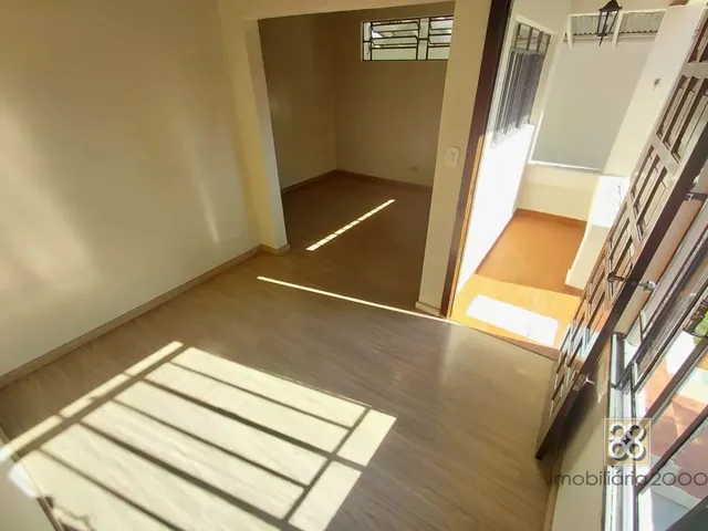 Casa 2 quartos e 1 banheiro, para alugar, no bairro Vista Alegre em Curitiba