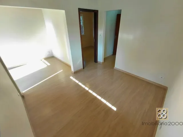 Casa 2 quartos e 1 banheiro, para alugar, no bairro Vista Alegre em Curitiba