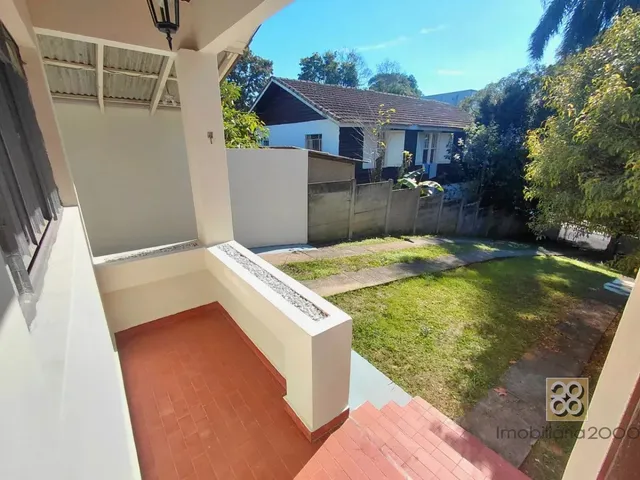 Casa 2 quartos e 1 banheiro, para alugar, no bairro Vista Alegre em Curitiba
