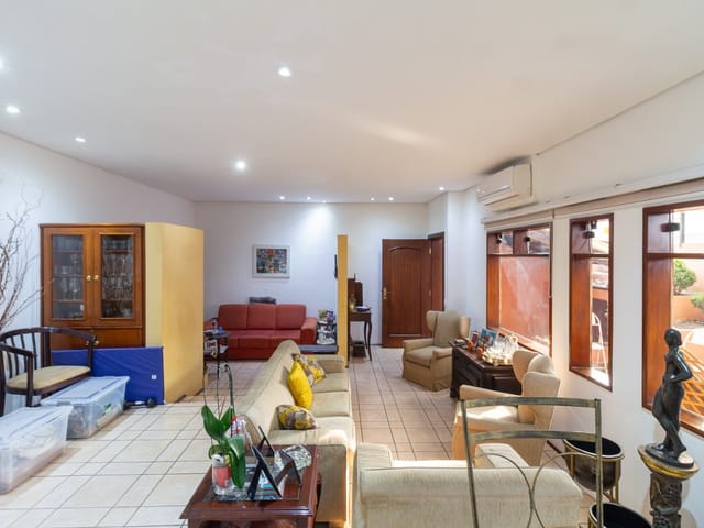 Foto do Sobrado - Excelente Casa na Vila Ipojuca com 3 suítes ( 2 no imóvel principal e 1 no anexo) e 3 Vagas de Garagem | Miani Imóveis