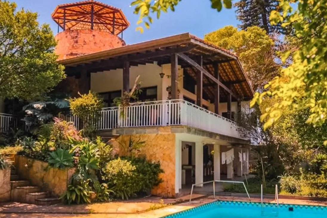 Casa para venda em Interlagos com 4 quartos, sendo 2 suítes, 380m²
