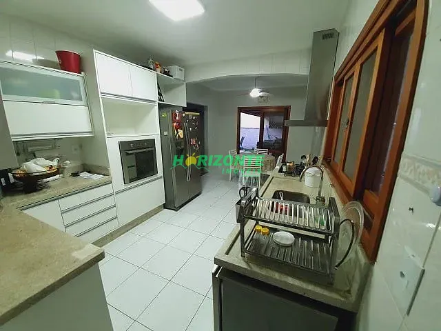 Casa 3 quartos e 4 banheiros, à venda, no bairro Urbanova em São José dos Campos
