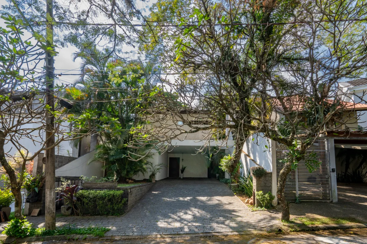 Casa em condomínio para venda com 3 quartos, sendo 3 suítes, 240m²