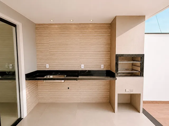 Casa 4 quartos e 3 banheiros, à venda, no bairro Colinas em Rio das Ostras