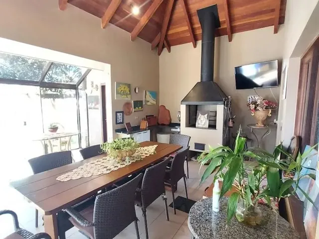 Casa com 470m² 4 quartos e 5 banheiros, para alugar, no bairro Ahú em Curitiba