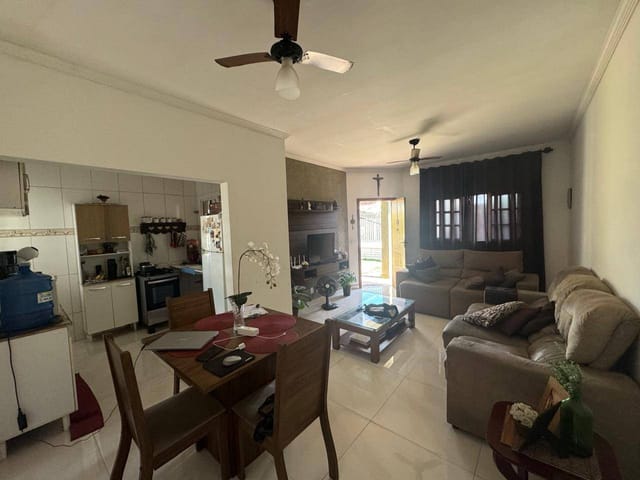 Casa com 200m² 2 quartos e 2 banheiros, à venda, no bairro Loteamento Residencial e Comercial Araguaia em Pindamonhangaba