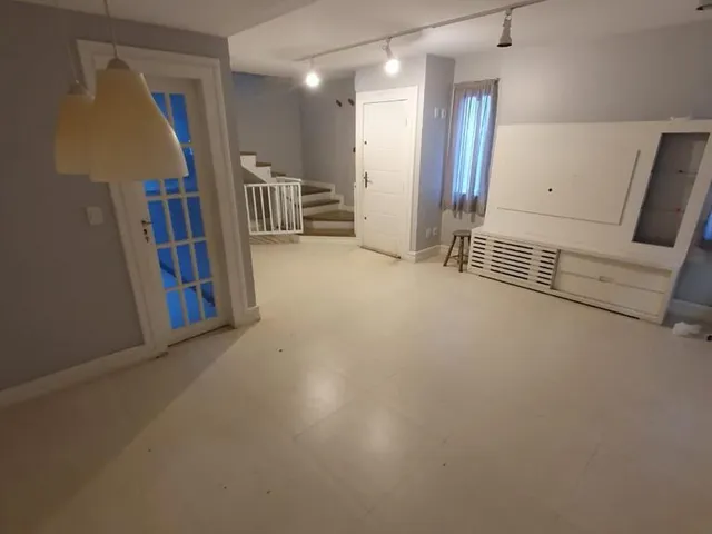 Casa 3 quartos e 4 banheiros, à venda, no bairro Centro em Macaé
