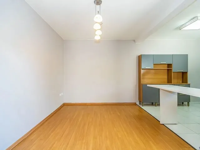 Casa com 100m² 2 quartos e 2 banheiros, para alugar, no bairro Guabirotuba em Curitiba