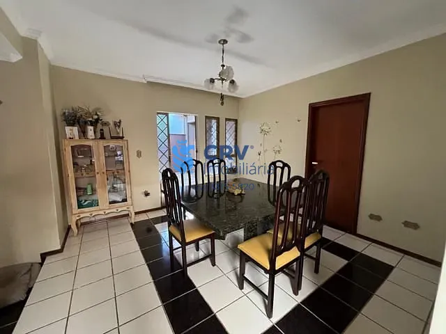 Casa com 330m² 4 quartos e 5 banheiros, à venda, no bairro Lago Parque em Londrina