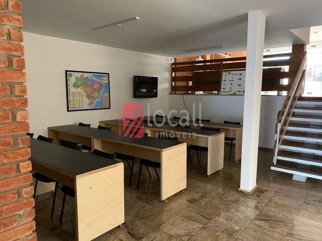 Casa com 4 quartos para aluguel, 400m² — foto 2 de 17