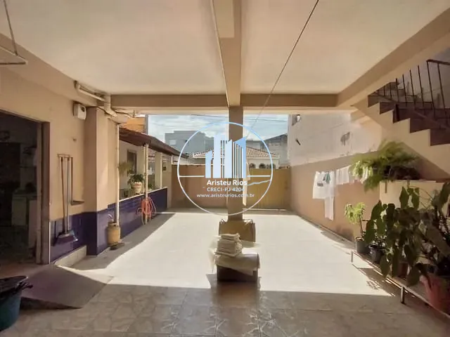 Casa com 180m² 4 quartos e 1 banheiro, para alugar, no bairro Centro em Pouso Alegre