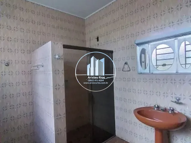 Casa com 70m² 3 quartos e 1 banheiro, para alugar, no bairro Centro em Pouso Alegre