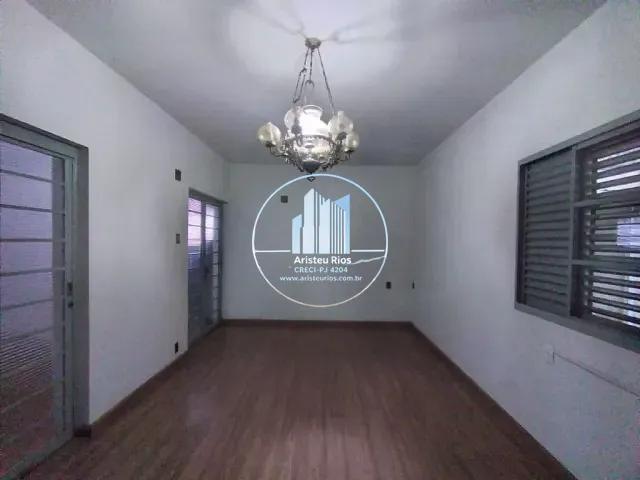 Casa com 70m² 3 quartos e 1 banheiro, para alugar, no bairro Centro em Pouso Alegre