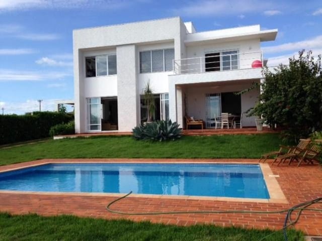 Casa com 1000m² 4 quartos e 5 banheiros, para alugar, no bairro Centro em Engenheiro Coelho