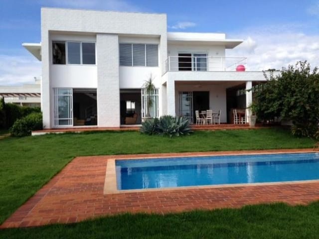 Casa com 1000m² 4 quartos e 5 banheiros, para alugar, no bairro Centro em Engenheiro Coelho