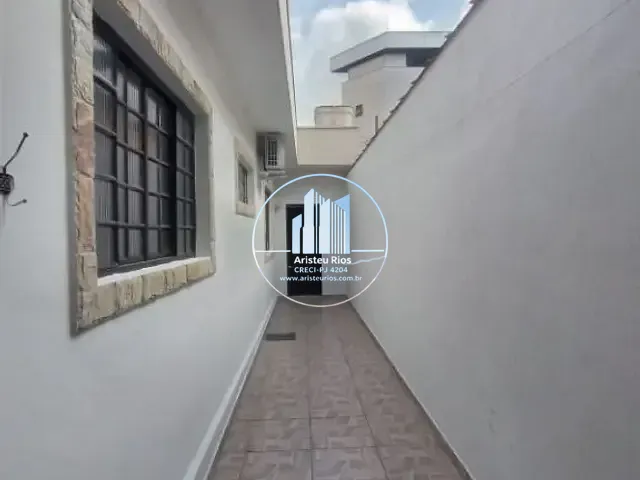Casa com 375m² 3 quartos e 1 banheiro, para alugar, no bairro Santo Ivo em Pouso Alegre