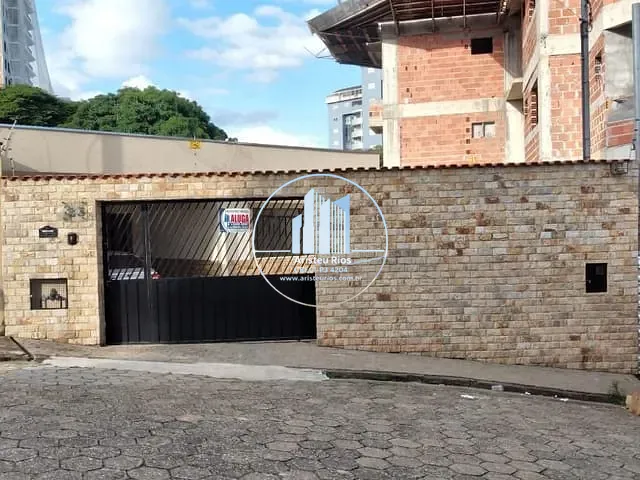 Casa com 375m² 3 quartos e 1 banheiro, para alugar, no bairro Santo Ivo em Pouso Alegre