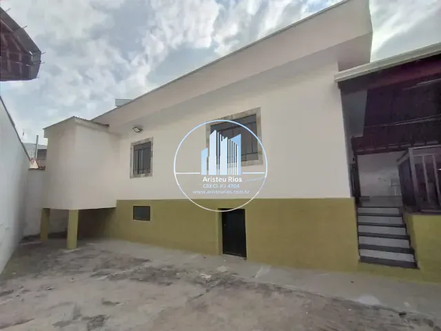 Casa com 375m² 3 quartos e 1 banheiro, para alugar, no bairro Santo Ivo em Pouso Alegre
