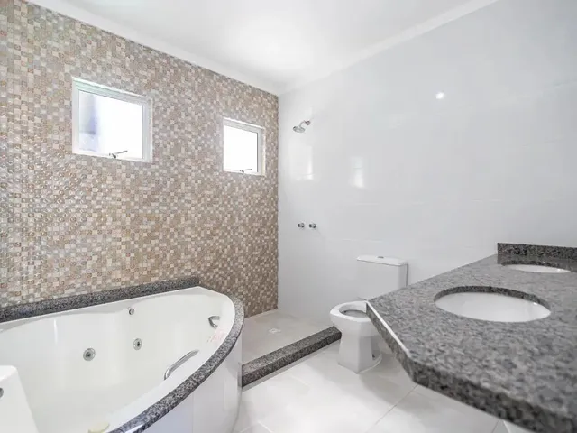 Casa 3 quartos e 4 banheiros, à venda, no bairro Santa Felicidade em Curitiba