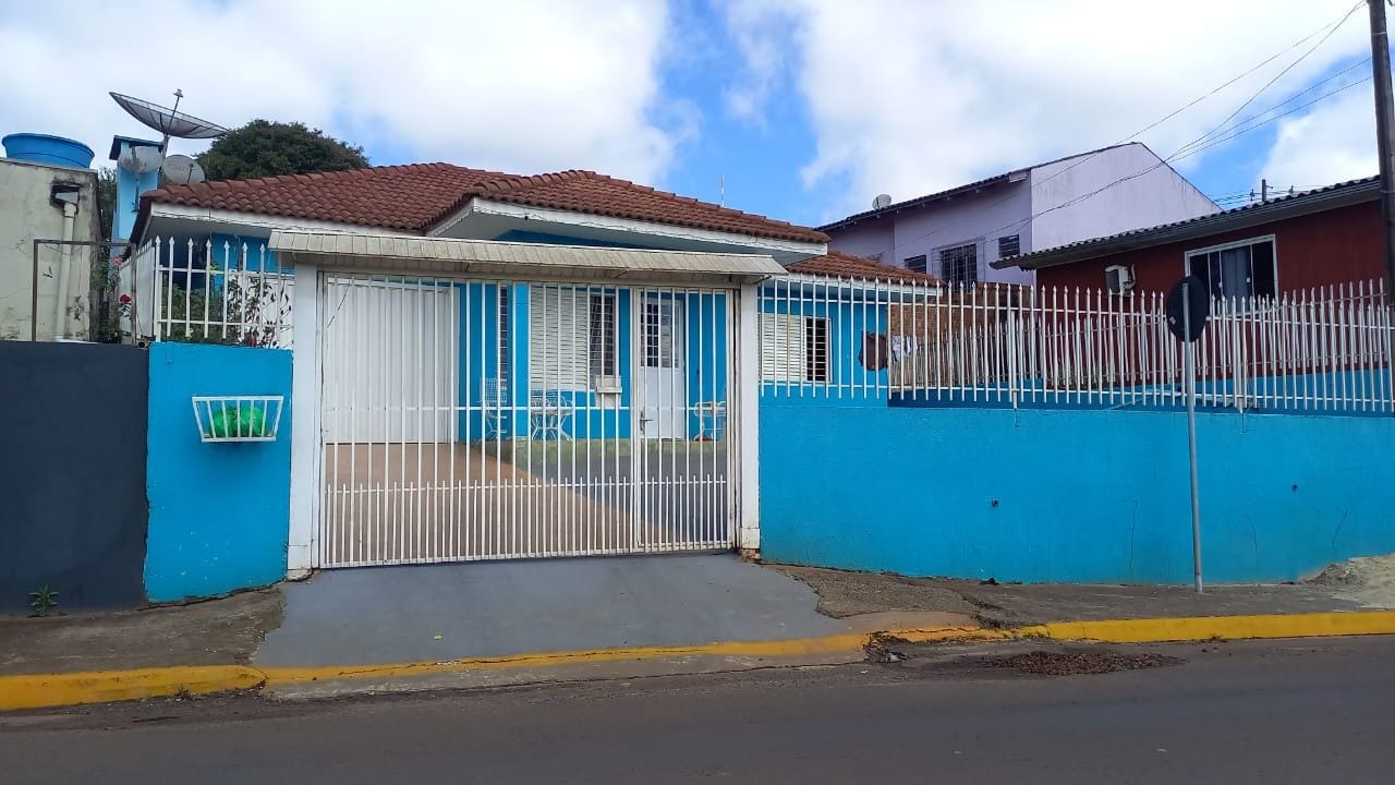 Casa à venda com 3 dormitórios, 2 banheiros, 2 vagas de garagens e 118m² de área privativa no bairro Pinheirinho