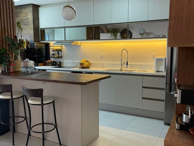 Foto do Casa - Casa à venda no Laranjal, Pelotas/RS – 145 m², 3 quartos (sendo 1 suíte), lareira, área gourmet com piscina, e vista para a lagoa. | UP Imóveis