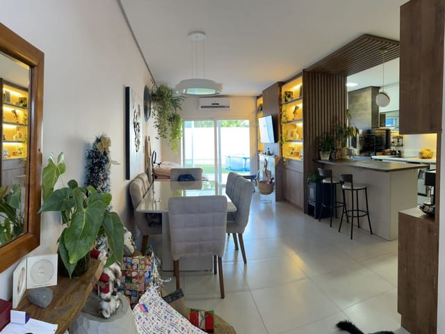 Foto do Casa - Casa à venda no Laranjal, Pelotas/RS – 145 m², 3 quartos (sendo 1 suíte), lareira, área gourmet com piscina, e vista para a lagoa. | UP Imóveis