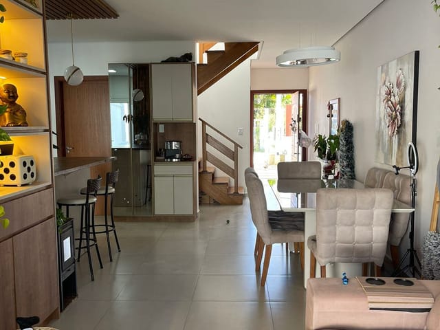 Foto do Casa - Casa à venda no Laranjal, Pelotas/RS – 145 m², 3 quartos (sendo 1 suíte), lareira, área gourmet com piscina, e vista para a lagoa. | UP Imóveis