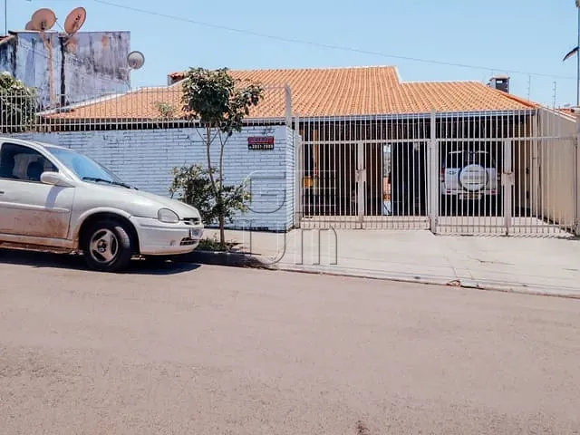 Casa com 390m² 4 quartos e 3 banheiros, à venda, no bairro Champagnat em Londrina