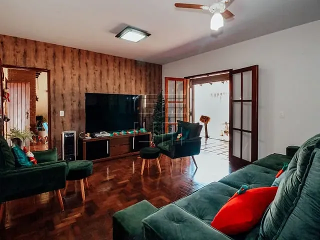 Casa com 390m² 4 quartos e 3 banheiros, à venda, no bairro Champagnat em Londrina