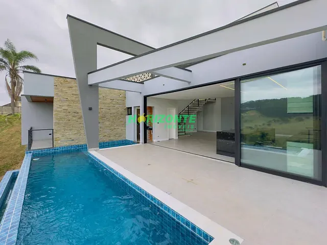 Casa com 2000m² 3 quartos e 5 banheiros, à venda, no bairro Mirante do Vale em Jacareí