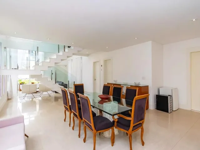 Casa 5 quartos e 7 banheiros, à venda, no bairro Santa Felicidade em Curitiba