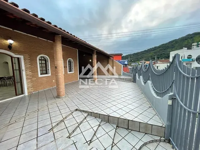 Casa com 332m² 4 quartos e 4 banheiros, à venda, no bairro Centro em Caraguatatuba