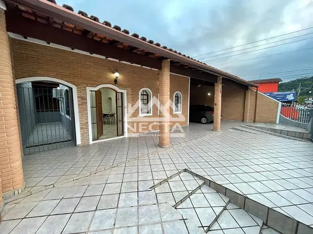 Casa com 332m² 4 quartos e 4 banheiros, à venda, no bairro Centro em Caraguatatuba