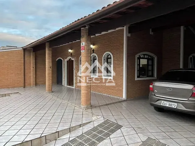 Casa com 332m² 4 quartos e 4 banheiros, à venda, no bairro Centro em Caraguatatuba