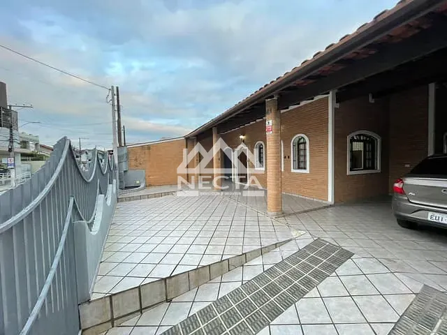 Casa com 332m² 4 quartos e 4 banheiros, à venda, no bairro Centro em Caraguatatuba