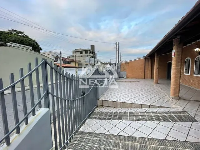 Casa com 332m² 4 quartos e 4 banheiros, à venda, no bairro Centro em Caraguatatuba