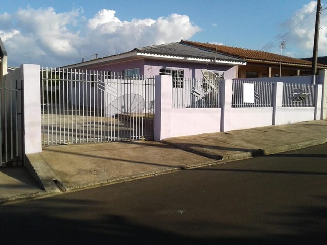 Casa à Venda com 3 Dormitórios, Garagem com Churrasqueira