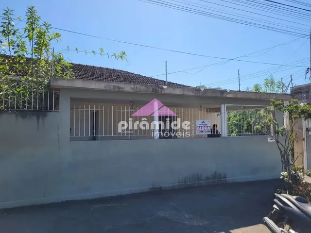Casa com 370m² 2 quartos e 2 banheiros, para alugar, no bairro Centro em Caraguatatuba