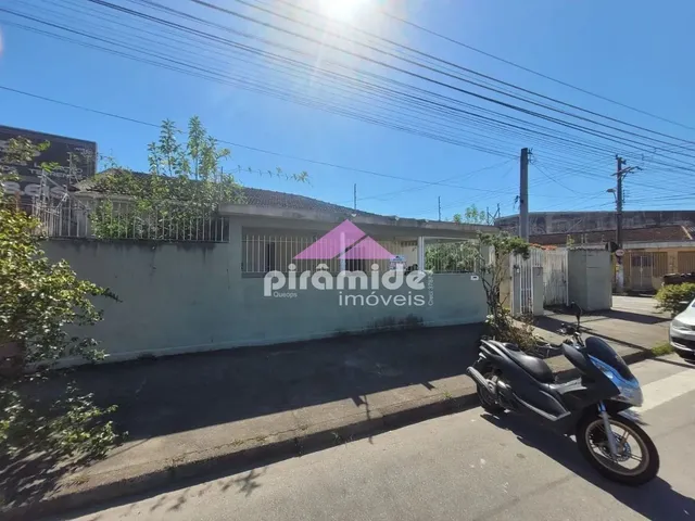 Casa com 370m² 2 quartos e 2 banheiros, para alugar, no bairro Centro em Caraguatatuba
