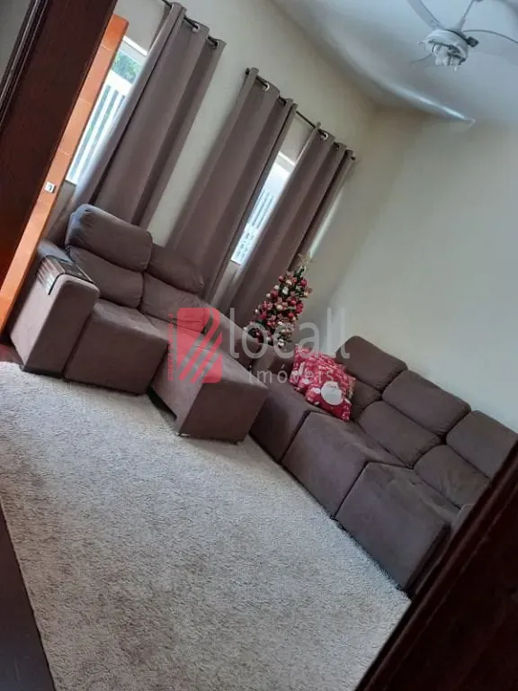 Casa com 3 quartos à venda, 243m² — foto 2 de 17