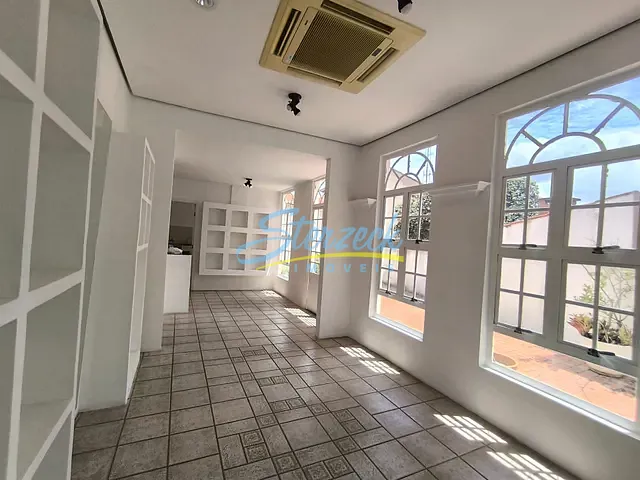 Casa à venda ou para alugar, no bairro Centro em Vinhedo