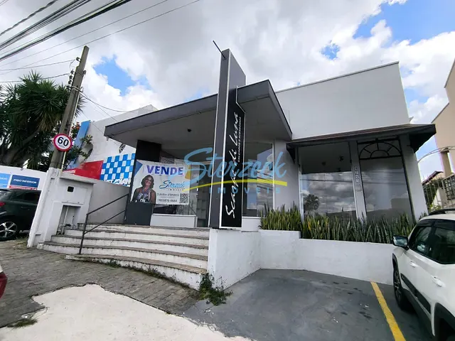 Casa à venda ou para alugar, no bairro Centro em Vinhedo