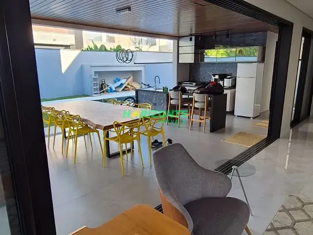 Casa 4 quartos e 6 banheiros, à venda ou para alugar, no bairro Urbanova em São José dos Campos