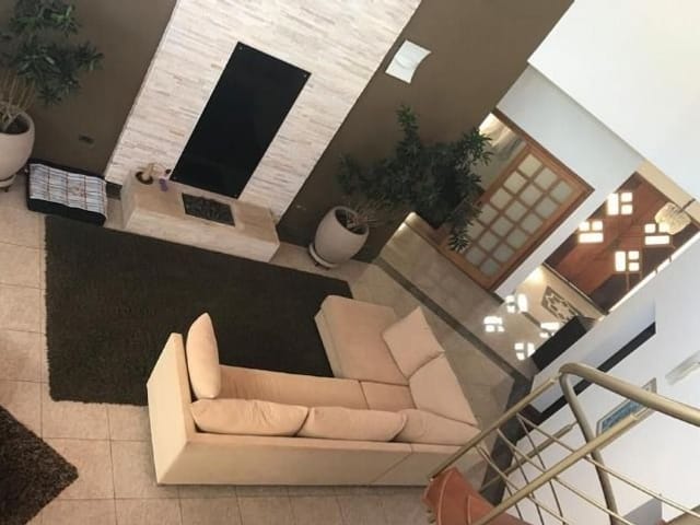 Casa com 1600m² 4 quartos e 6 banheiros, à venda, no bairro Parque Dom Henrique em Cotia