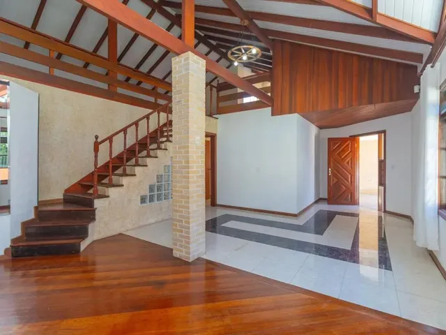 Casa 6 quartos e 4 banheiros, para alugar, no bairro Santo Inácio em Curitiba