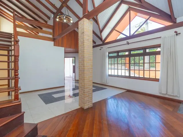 Casa 6 quartos e 4 banheiros, para alugar, no bairro Santo Inácio em Curitiba
